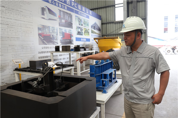 1623030284954417wzqg.jpg 先容自己设计的产品的周昇华.jpg