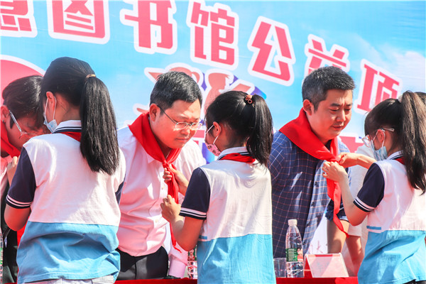 16524117753341052mZc.jpg 献红领巾2-1.jpg