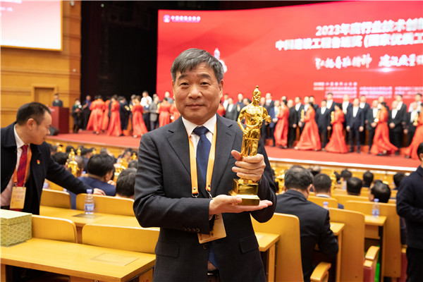 17023424303253445mhR.jpg 项目司理 徐发进现场授奖_副本.jpg