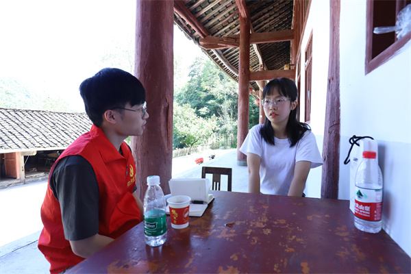 1717654061235308pYhP.jpg William希尔官网入口自愿者与受助学生谭晓艳举行交流_副本.jpg